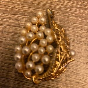 Beautiful vintage pearl brooch